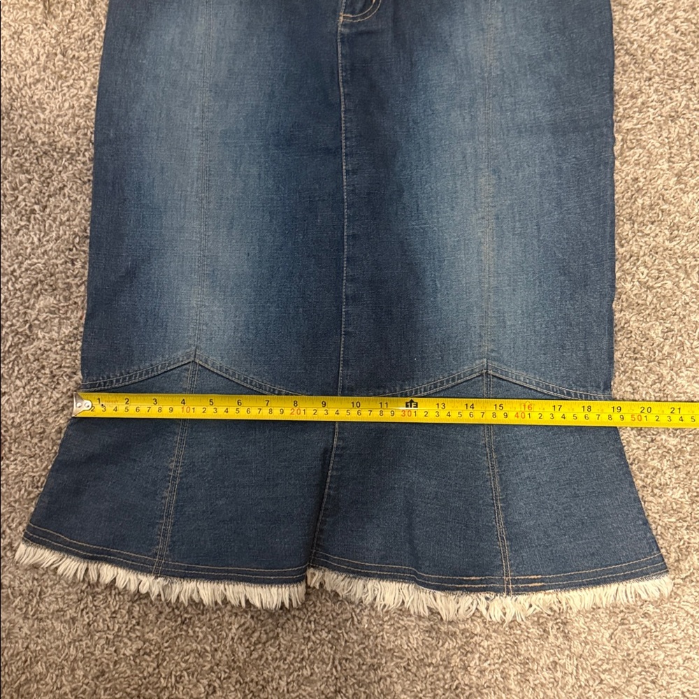 Y2K Denim Trumpet Skirt with Frayed Hem. Size 6 - Picture 7 of 9